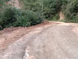 Usai Warga Bawa Jeruk Buat Jokowi, Jalan Rusak di Karo Sumut Diperbaiki Usai Warga Bawa Jeruk Buat Jokowi, Jalan Rusak di Karo Sumut Diperbaiki