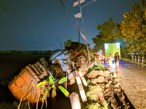 Truk Tronton Bermuatan Batu Bara Terguling di Taraman Sragen