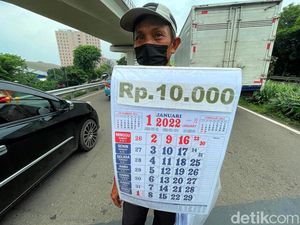Jelang Pergantian Tahun, Pedagang Kalender Menjamur
