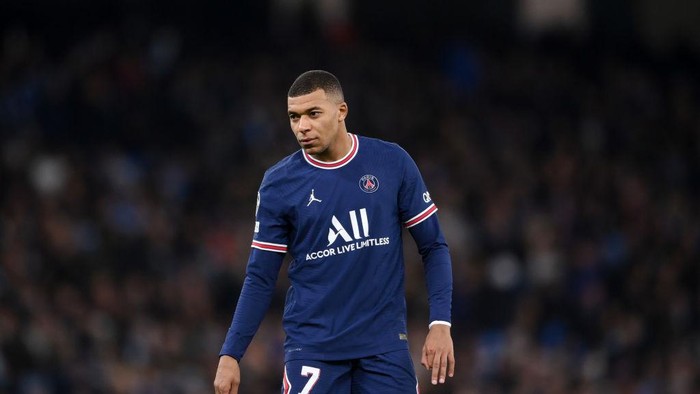 MANCHESTER, ENGLAND - NOVEMBER 24: Kylian Mbappe of Paris Saint-Germain looks on during the UEFA Champions League group A match between Manchester City and Paris Saint-Germain at Etihad Stadium on November 24, 2021 in Manchester, England. (Photo by Laurence Griffiths/Getty Images)