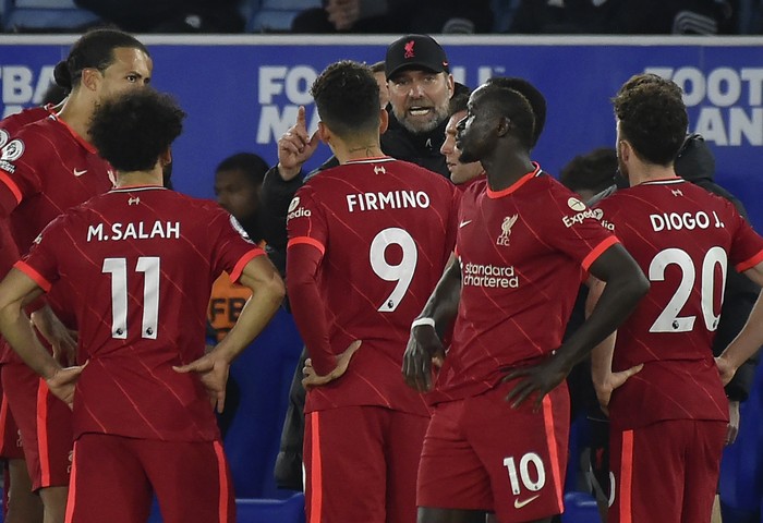 Liverpool's manager Jurgen Klopp gives instructions to his players during the English Premier League soccer match between Leicester City and Liverpool at the King Power Stadium in Leicester, England, Tuesday, Dec. 28, 2021. (AP Photo/Rui Vieira)