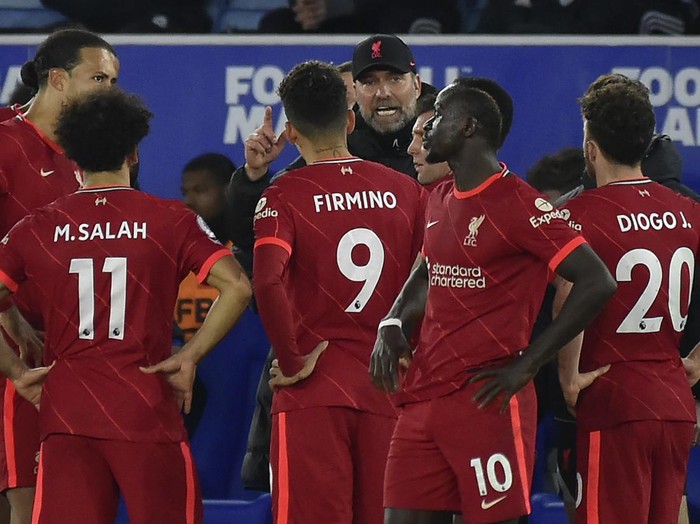 Liverpool's manager Jurgen Klopp gives instructions to his players during the English Premier League soccer match between Leicester City and Liverpool at the King Power Stadium in Leicester, England, Tuesday, Dec. 28, 2021. (AP Photo/Rui Vieira)