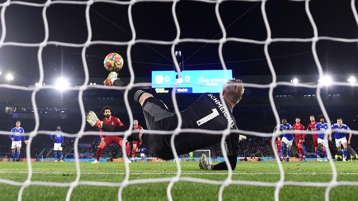 LEICESTER, ENGLAND - DECEMBER 28: Mohamed Salah of Liverpool has his penalty saved by Kasper Schmeichel of Leicester City during the Premier League match between Leicester City  and  Liverpool at The King Power Stadium on December 28, 2021 in Leicester, England. (Photo by Laurence Griffiths/Getty Images)