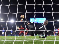 Schmeichel Cuma Pakai Feeling Saat Gagalkan Penalti Salah