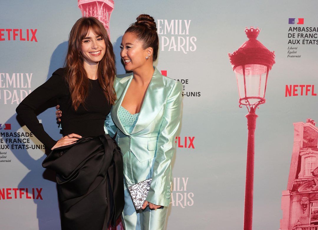 Adu Gaya Lily Collins Emily in Paris dan Nagita Slavina Naik Vespa Dior,  Mana yang Paling Keren? - Fashion