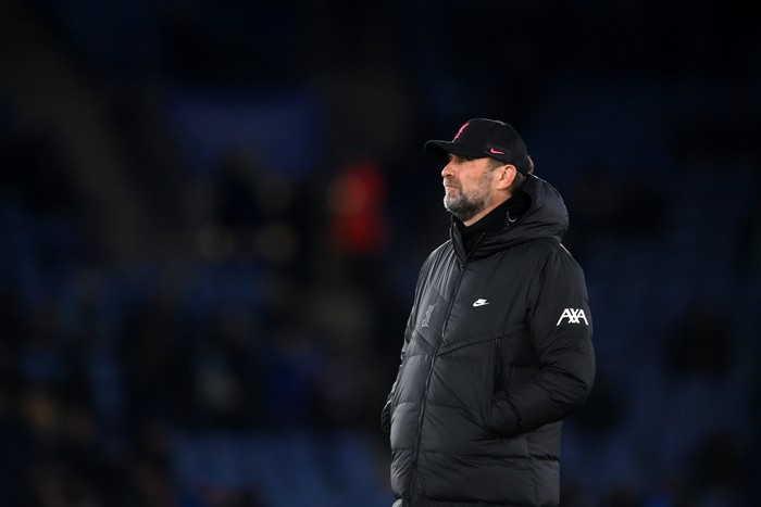 Liverpool, Juergen Klopp LEICESTER, ENGLAND - DECEMBER 28: Jurgen Klopp, Manager of Liverpool watches over the warm up prior to the Premier League match between Leicester City and Liverpool at The King Power Stadium on December 28, 2021 in Leicester, England. (Photo by Laurence Griffiths/Getty Images)