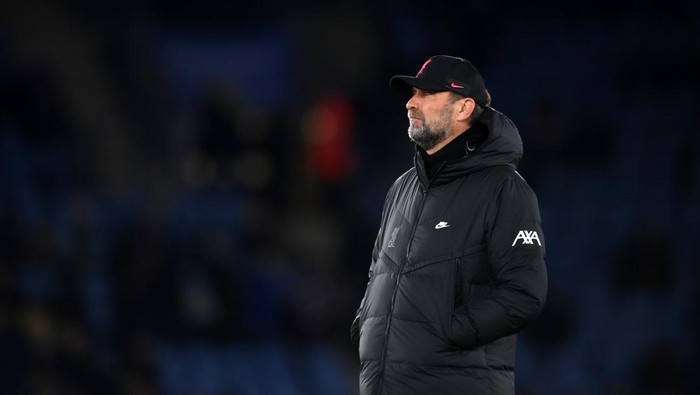 LEICESTER, ENGLAND - DECEMBER 28: Jurgen Klopp, Manager of Liverpool watches over the warm up prior to the Premier League match between Leicester City  and  Liverpool at The King Power Stadium on December 28, 2021 in Leicester, England. (Photo by Laurence Griffiths/Getty Images)