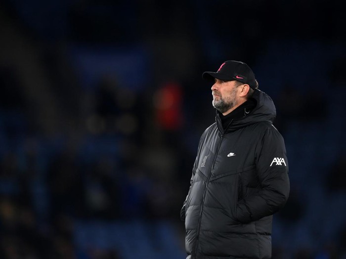 LEICESTER, ENGLAND - DECEMBER 28: Jurgen Klopp, Manager of Liverpool watches over the warm up prior to the Premier League match between Leicester City  and  Liverpool at The King Power Stadium on December 28, 2021 in Leicester, England. (Photo by Laurence Griffiths/Getty Images)