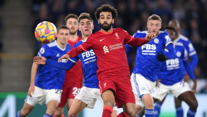 LEICESTER, ENGLAND - DECEMBER 28: Mohamed Salah of Liverpool and Luke Thomas of Leicester City look to win the ball at the near post at a corner during the Premier League match between Leicester City  and  Liverpool at The King Power Stadium on December 28, 2021 in Leicester, England. (Photo by Laurence Griffiths/Getty Images)