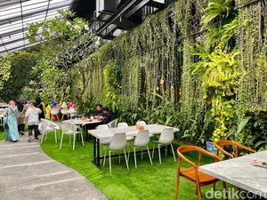 Sensasi Makan di Resto Indoor Mewah Berhias Taman Indah Sensasi Makan di Resto Indoor Mewah Berhias Taman Indah