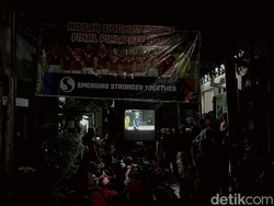 Warga Surabaya Nobar Final Piala AFF di Gang Rumah Bek Timnas Rizky Ridho
