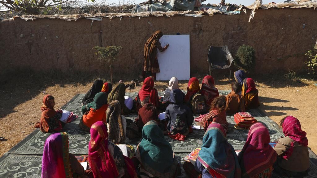 Kabur dari Taliban, Begini Nasib Anak-anak Belajar di Pengungsian