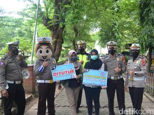 Polisi Sosialisasi Penutupan Alun-alun Sidoarjo di Malam Tahun Baru