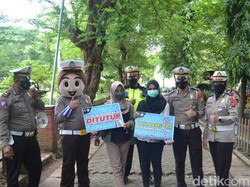 Polisi Sosialisasi Penutupan Alun-alun Sidoarjo di Malam Tahun Baru