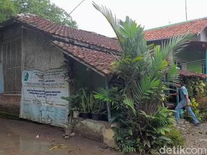 Tolong! Keluarga Ini Tinggal di Gubuk Tanpa Listrik dan Jamban