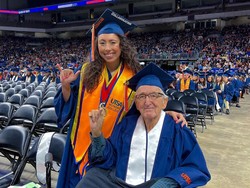 Kisah Pria yang Lulus Kuliah Setelah 70 Tahun, Akhirnya Wisuda Bareng Cucu