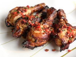 Resep Ayam Panggang Bumbu Cabe yang Pedas Nendang