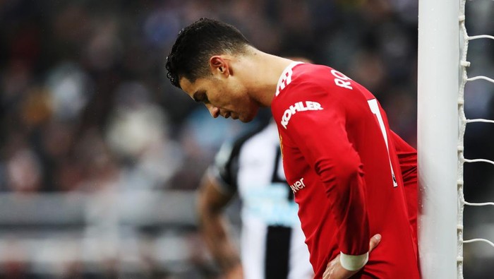 NEWCASTLE UPON TYNE, ENGLAND - DECEMBER 27: Cristiano Ronaldo of Manchester looks dejected during the Premier League match between Newcastle United  and  Manchester United at St. James Park on December 27, 2021 in Newcastle upon Tyne, England. (Photo by Ian MacNicol/Getty Images)
