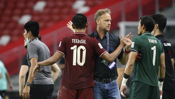 Thailand head coach, Alexandre Polking, right, celebrates with Teerasil Dangda after defeating Vietnam during the AFF Suzuki Cup 2020 semi-final second leg match between Thailand and Vietnam in Singapore, Sunday, Dec. 26, 2021. (AP Photo/Suhaimi Abdullah)