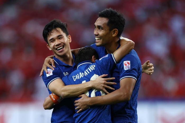 SINGAPORE, SINGAPORE - DECEMBER 29: Chanathip Songkrasin #18 of Thailand celebrates with his teammates after scoring his second goal against Indonesia in the second half during the first leg of the AFF Suzuki Cup final at the National Stadium on December 29, 2021 in Singapore. (Photo by Yong Teck Lim/Getty Images)