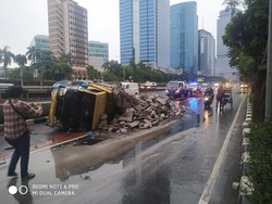 Truk Terguling di Gatsu Dekat Flyover Kuningan Arah Pancoran, Lalin Macet