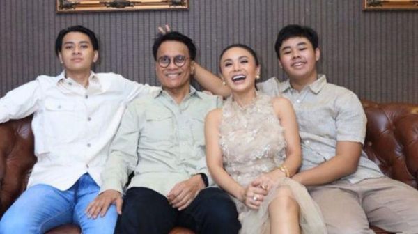 Potret Yuni Shara yang Akur dengan Mantan Suami saat Natal