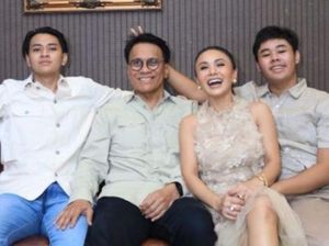 Potret Yuni Shara yang Akur dengan Mantan Suami saat Natal Potret Yuni Shara yang Akur dengan Mantan Suami saat Natal