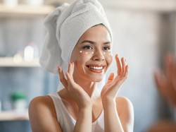 5 Eye Cream Terbaik yang Secara Instan Menyamarkan Tampilan Mata Lelah