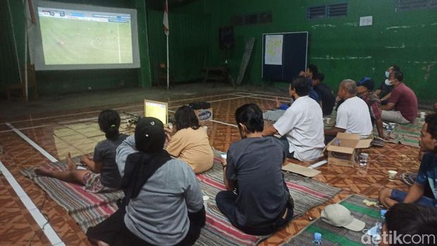 Ayah Alfeandra Dewangga, Puguh Santosa (duduk di depan mengenakan kemeja putih lengan pendek) saat menonton anaknya berlaga dalam Final Piala AFF 2020.