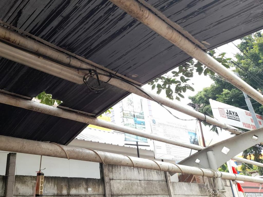 detikcom Do Your Magic: Atap Jalur Pedestrian di Pasar Senen Rusak Segera Diperbaiki