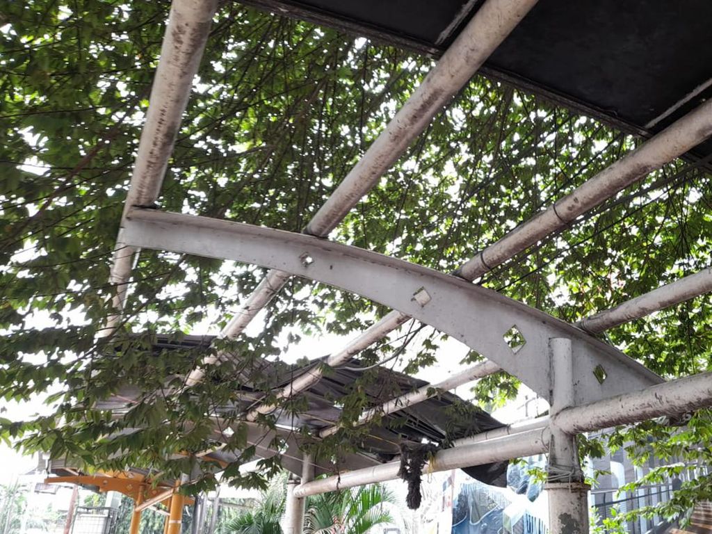 detikcom Do Your Magic: Warga Harap Atap Jalur Pedestrian di Pasar Senen Diperbaiki