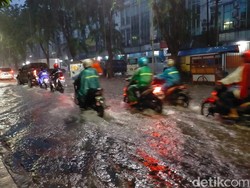 Surabaya Banjir Bikin Jalan Macet di Mana-mana