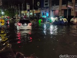 Jalan Tidar Surabaya Banjir Setinggi 40 Cm