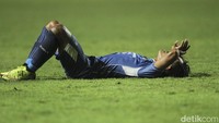 Meski begitu, Dewa United masih memegang kendali permainan. Rangga Muslim dan dan Selamet Budiono bergantian mendapat peluang, tapi belum ada yang membuahkan hasil.  