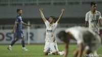 Gol akhirnya tercipta buat Dewa United yang membuka keunggulan 1-0 pada injury time babak pertama. Gufroni Al Maruf melepaskan tendangan keras dari sudut sempit setelah menyambut umpan silang Jajang Sukmara.  