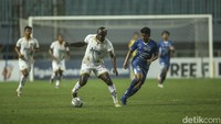PSIM pertama baru mendapatkan peluang pertamanya melalui Domenico Sheva Maresca pada menit ke-24. Sayang kiper Dewa United Rivky Mokodompit masih sigap menepis bola.  