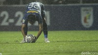 Frustrasi dengan keadaan, bek kanan PSIM ikut sampai ikut melepaskan percobaan. Tapi tendangannya menyamping di sisi kanan gawang Dewa United.  