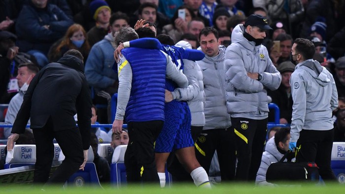 LONDON, ENGLAND - DECEMBER 29: Reece James of Chelsea goes off injured past Thomas Tuchel, Manager of Chelsea during the Premier League match between Chelsea and Brighton & Hove Albion at Stamford Bridge on December 29, 2021 in London, England. (Photo by Justin Setterfield/Getty Images)