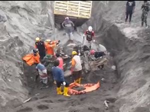 Evakuasi Dua Korban Erupsi Semeru di Lokasi Pertambangan