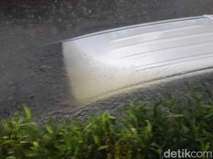 Foto-foto Mobil Nyemplung di Selokan Surabaya Imbas Banjir Foto-foto Mobil Nyemplung di Selokan Surabaya Imbas Banjir