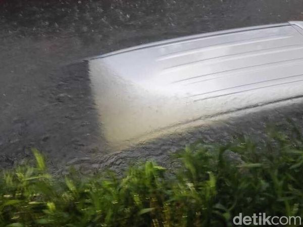 Foto-foto Mobil Nyemplung di Selokan Surabaya Imbas Banjir
