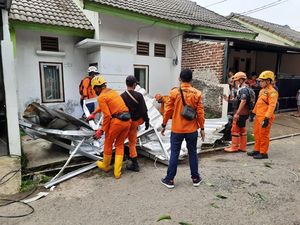 Genteng Rumah Warga di Rancaekek Berhamburan Diterjang Puting Beliung