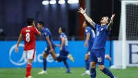 Tapi gol cepat Chanathip Songkrasin di menit kedua laga untuk Pasukan Gajah Perang langsung meruntuhkan semangat Skuad Garuda. (Foto: Getty Images/Yong Teck Lim)