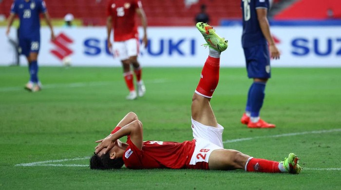 SINGAPORE, SINGAPORE - DECEMBER 29: Alfeandra Dewangga Santosa #28 of Indonesia reacts after missing a shot attempt against Thailand in the first half during the first leg of the AFF Suzuki Cup final at the National Stadium on December 29, 2021 in Singapore. (Photo by Yong Teck Lim/Getty Images)