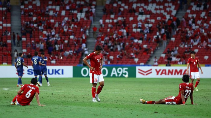 SINGAPORE, SINGAPORE - DECEMBER 29: (L-R) Evan Dimas Darmono #6, I Kadek Agung Widnyana Putra #18, Dedik Setiawan #27 and Witan Sulaeman #8 of Indonesia react after the 0-4 loss to Thailand during the first leg of the AFF Suzuki Cup final at the National Stadium on December 29, 2021 in Singapore. (Photo by Yong Teck Lim/Getty Images)