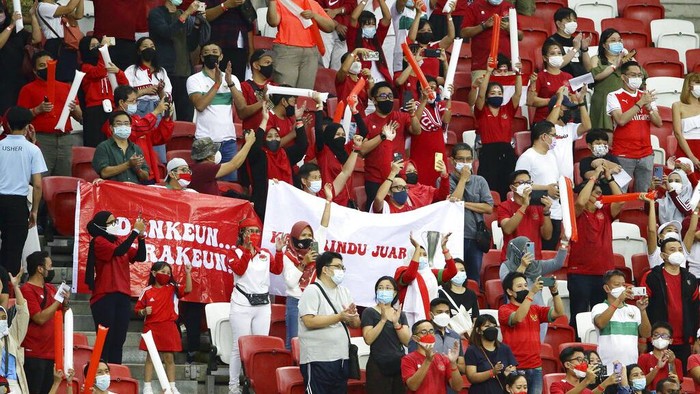 Indonesia Vs Thailand, Final Piala AFF 2020 Indonesia supporters cheer during the AFF Suzuki Cup 2020 final first leg soccer match between Indonesia and Thailand in Singapore, Wednesday, Dec. 29, 2021. (AP Photo/Suhaimi Abdullah)