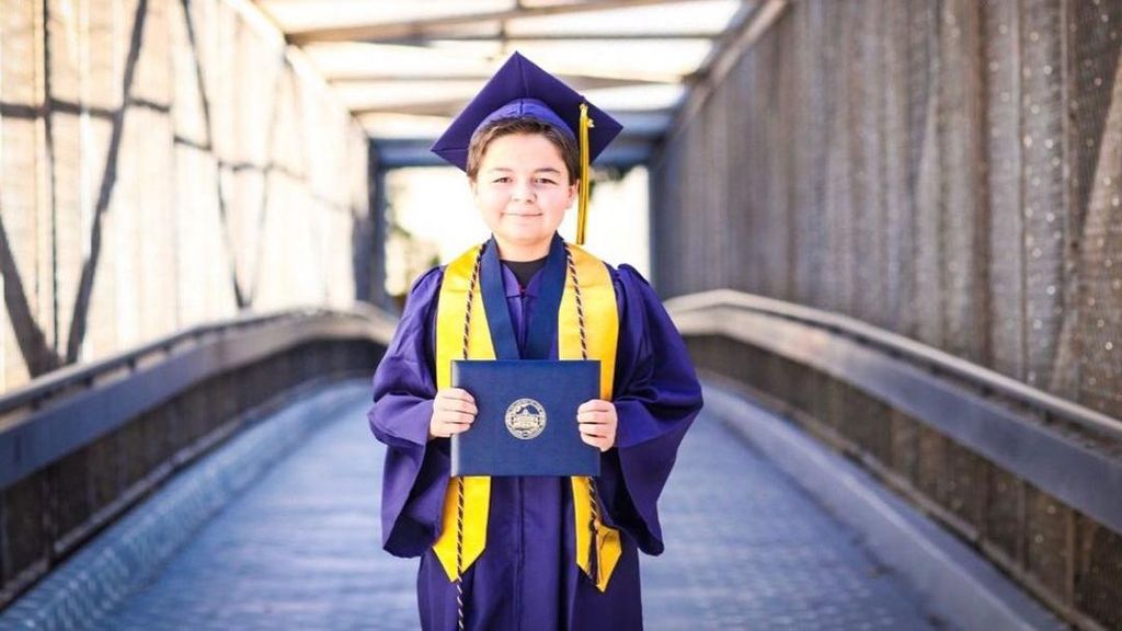 Potret Bocah Jenius Jadi Wisudawan Termuda, Kuliahnya Selesai dalam Setahun Potret Bocah Jenius Jadi Wisudawan Termuda, Kuliahnya Selesai dalam Setahun