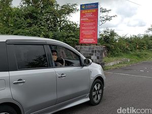 Warga Buktikan Mobilnya Menanjak di Jalan Misteri Kelud Saat Mesin Mati Warga Buktikan Mobilnya Menanjak di Jalan Misteri Kelud Saat Mesin Mati
