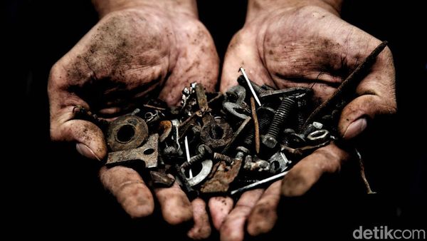 Jelang Tahun Baru, Satpol PP Razia Ranjau Paku di Pulogadung