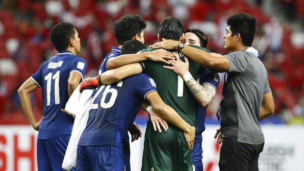 Kawin Thamsatchanan of Thailand, second right, celebrates with teammates after his team victory during the AFF Suzuki Cup 2020 final first leg soccer match between Indonesia and Thailand in Singapore, Wednesday, Dec. 29, 2021. (AP Photo/Suhaimi Abdullah)